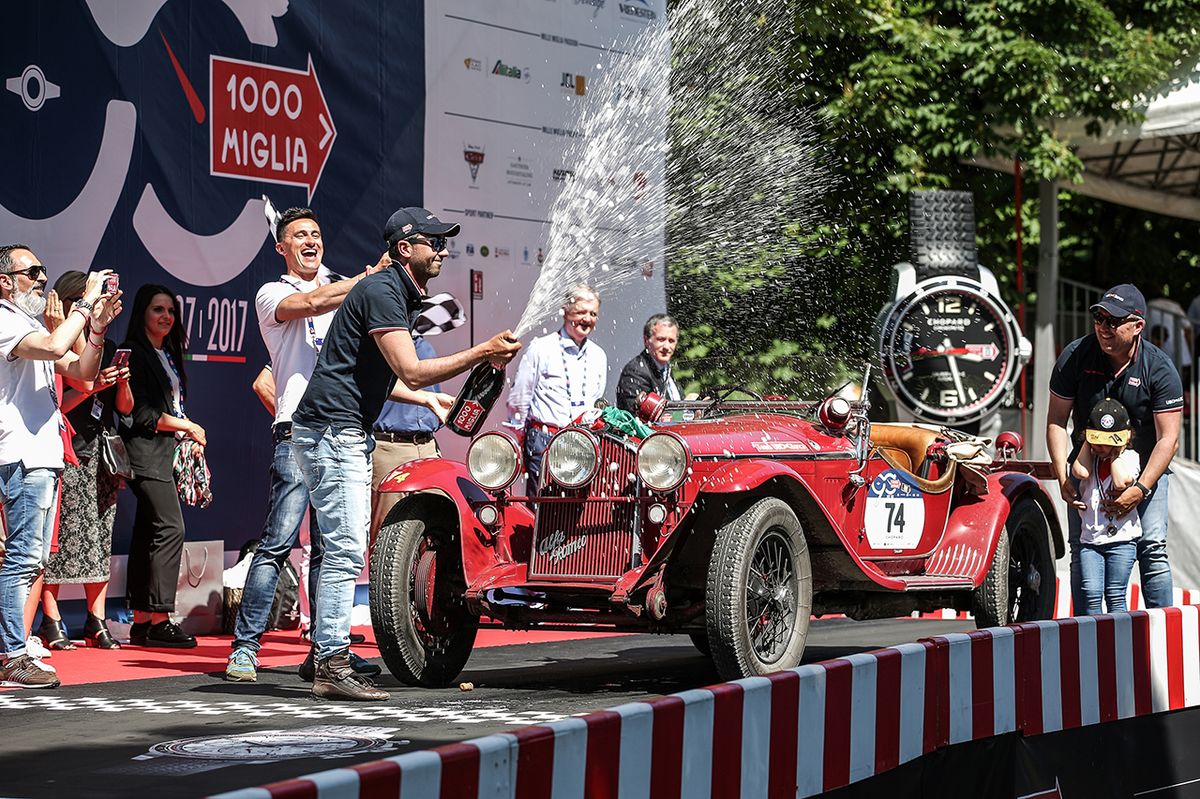 Legendärer Alfa Romeo Rennwagen gewinnt Oldtimer-Rallye Mille Miglia