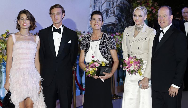 Fürst Albert von Monaco mit seiner Frau Charlene sowie Schwester Caroline und ihren Kindern Charlotte und Pierre