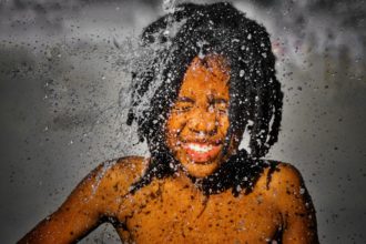 Reinhold Fischer gewinnt mit seinem Foto "Wasser marsch!" den Pixum Endless Summer Fotowettbewerb