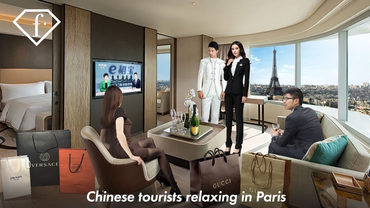 Chinesische Touristen entspannen sich beim Fernsehen im Hotel in Paris