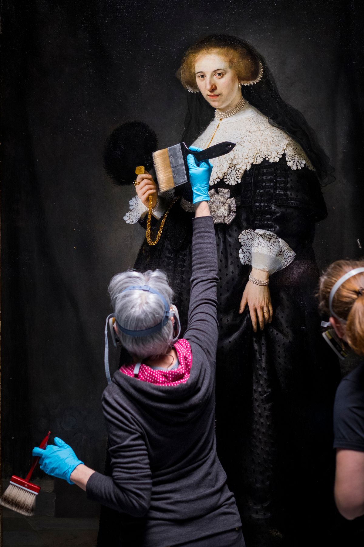 Konservatorin Gwen Tauber arbeitet an Rembrandts Oopjen