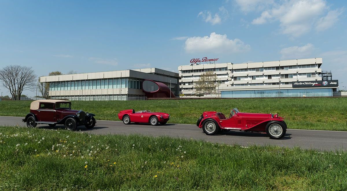 Mille Miglia macht Station am Alfa Romeo Werksmuseum in Arese: Formel-1-Fahrer Marcus Ericsson und Charles Leclerc begrüßen Oldtimer-Teams