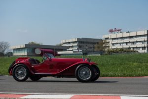 Mille Miglia macht Station am Alfa Romeo Werksmuseum in Arese: Formel-1-Fahrer Marcus Ericsson und Charles Leclerc begrüßen Oldtimer-Teams