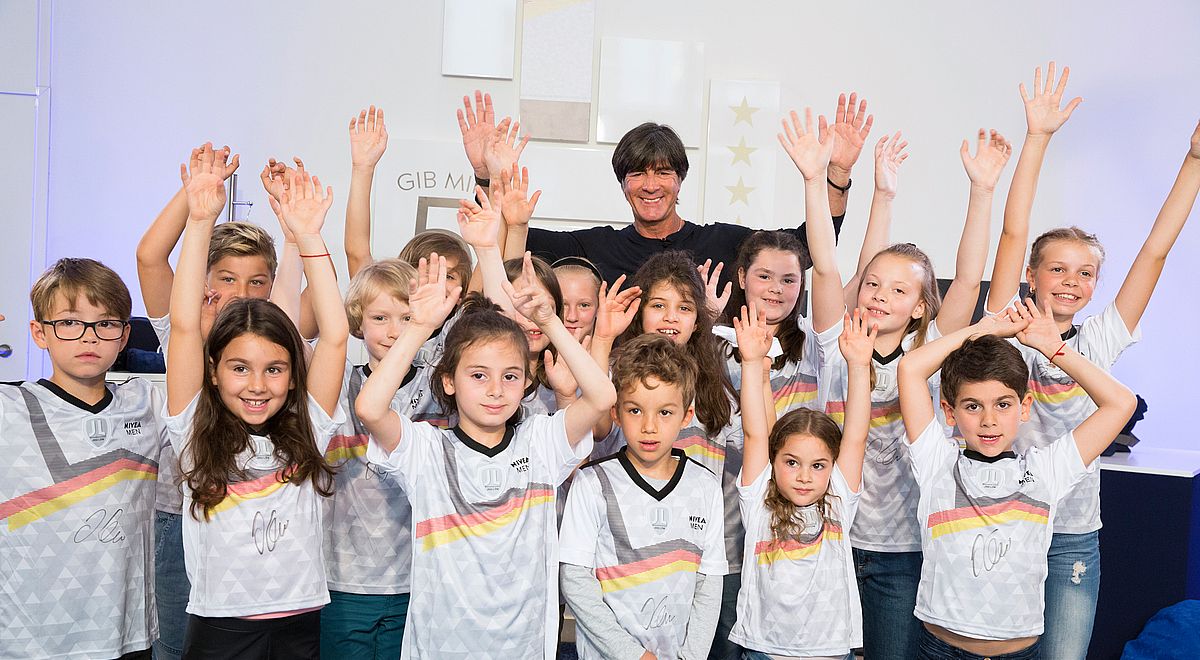 Jogi Löw trifft seine jüngsten Fans