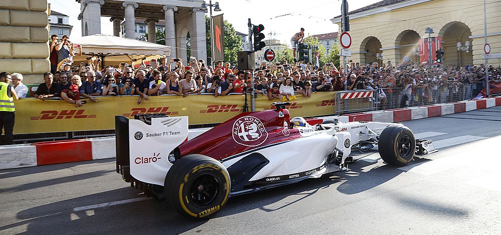 Alfa Romeo zeigt Formel-1-Rennwagen auf Straßenfest „F1 Unleash" in Mailand