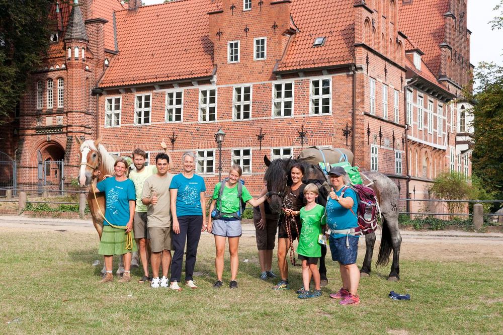 Silva Gonzalez mit dem MUT-TOUR-Team der Pferde-Etappe Lüneburg-Ratzeburg in Hamburg Bergedorf am Brunnen (Kaiser-Wilhelm-Platz) sowie vor dem Bergedorfer Schloss.