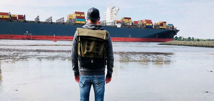 Backpack-Accessoires mit Vorstellung bei "Shots"