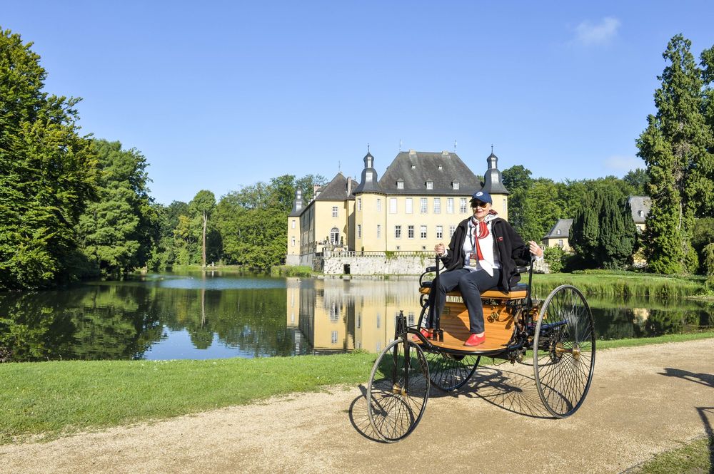 Benz Patent-Motorwagen (Replika) mit Jutta Benz, Urenkelin von Carl und Bertha Benz, am Steuer.