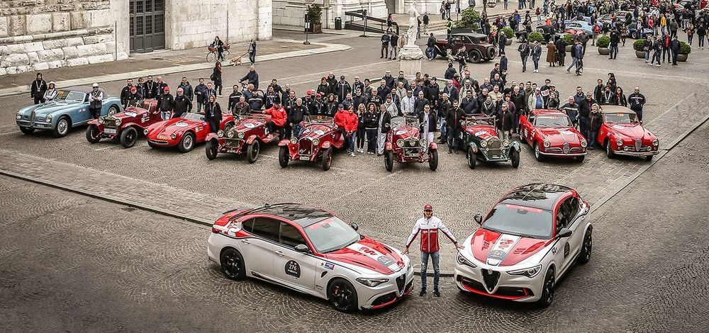 Alfa Romeo Formel-1-Fahrer Antonio Giovinazzi besucht Start der Mille Miglia