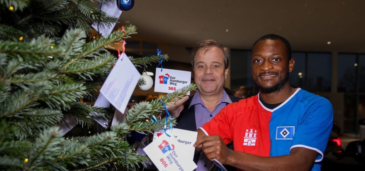 Hamburger Weg: Die Weihnachtsbaum-Charity mit HSV-Profi David Kinsombi