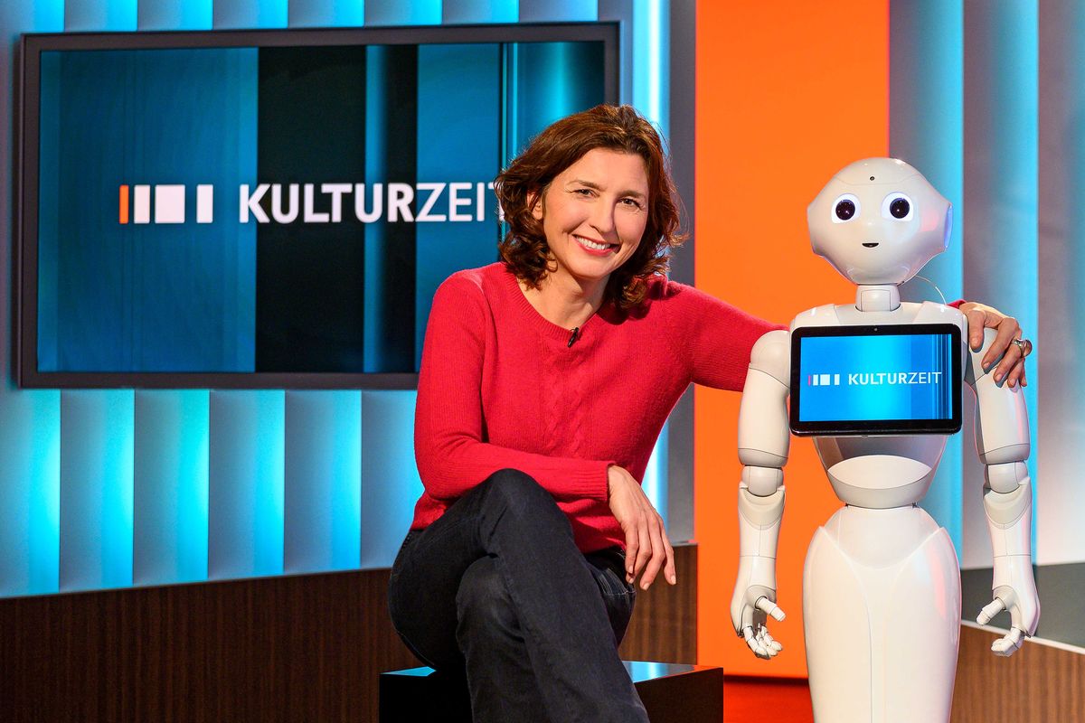 Moderatorin Cécile Schortmann mit Roboter Pepper