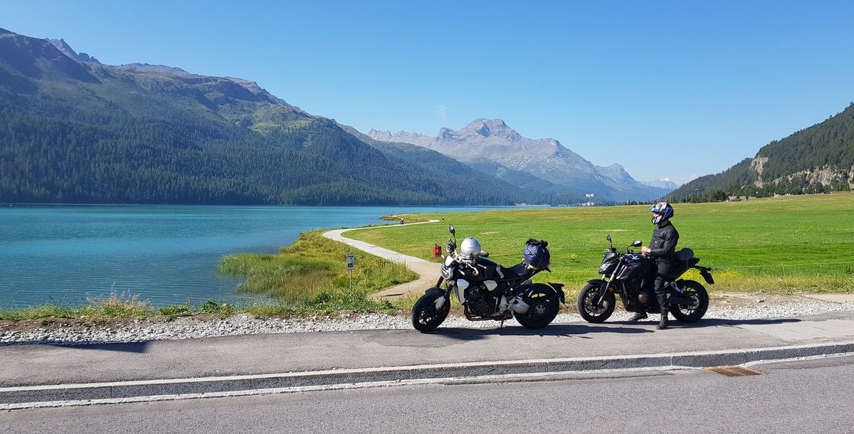 Im Bücherregal: Motorradführer für die Schweiz