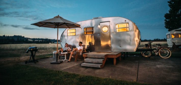 Im Bücherregal: Campingführer des ADAC