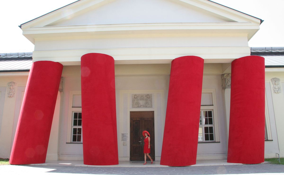 Optisch nicht zu übersehendes Aushängeschild der Ostdeutschen Galerie: Die Säuleninstallation von Magdalena Jetelová aus leuchtend rotem Schaumgummi an der Fassade des Museums. 