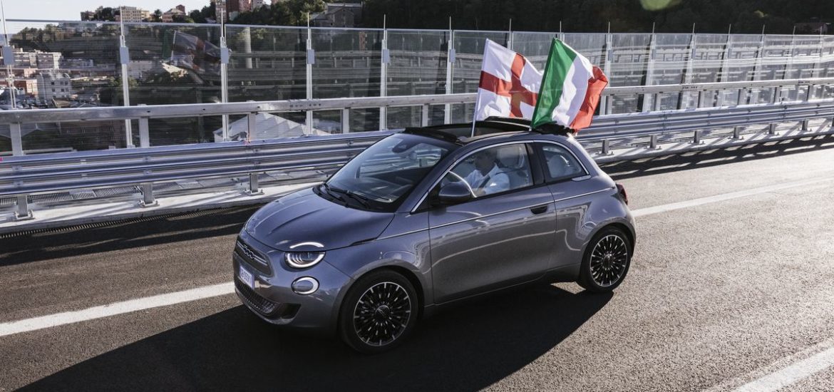 Elektrisch angetriebener Fiat 500 überquert die neue Autobahnbrücke in Genua