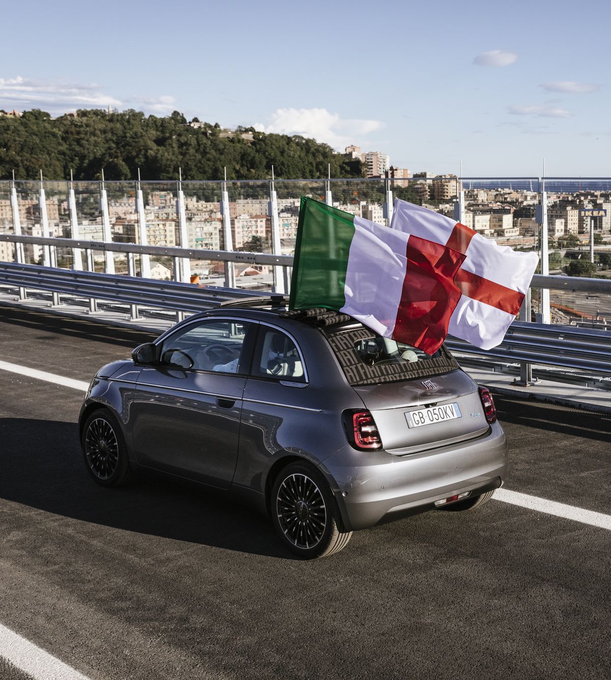 Elektrisch angetriebener Fiat 500 überquert die neue Autobahnbrücke in Genua