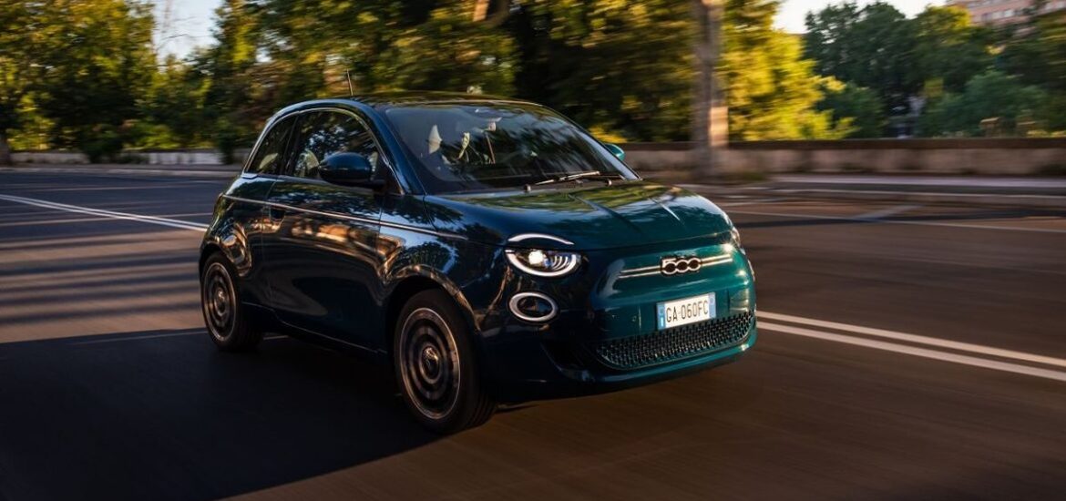 Neuer elektrisch angetriebener Fiat 500 gewinnt renommierten Designpreis