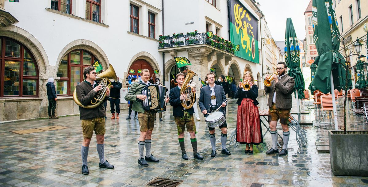 Der König aus Zamunda erwirbt fünf wertvolle europäische Wahrzeichen