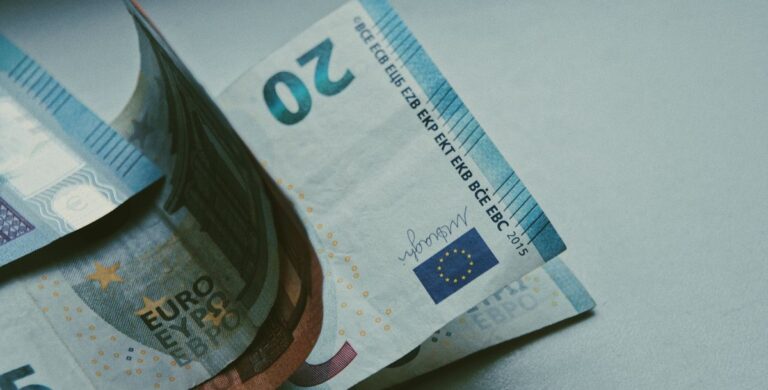 Reportage: Warum Jugendliche mit 18 schon pleite sind
