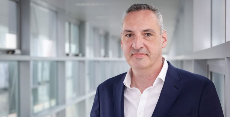Sascha Wolfinger kommuniziert global für Opel