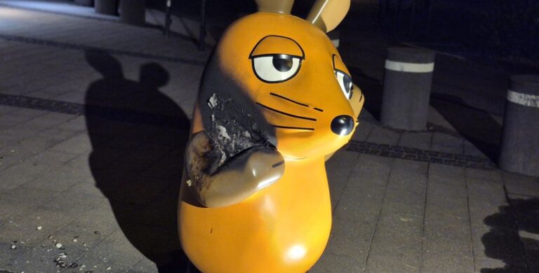 Brandanschlag auf Maus-Figur vor dem WDR