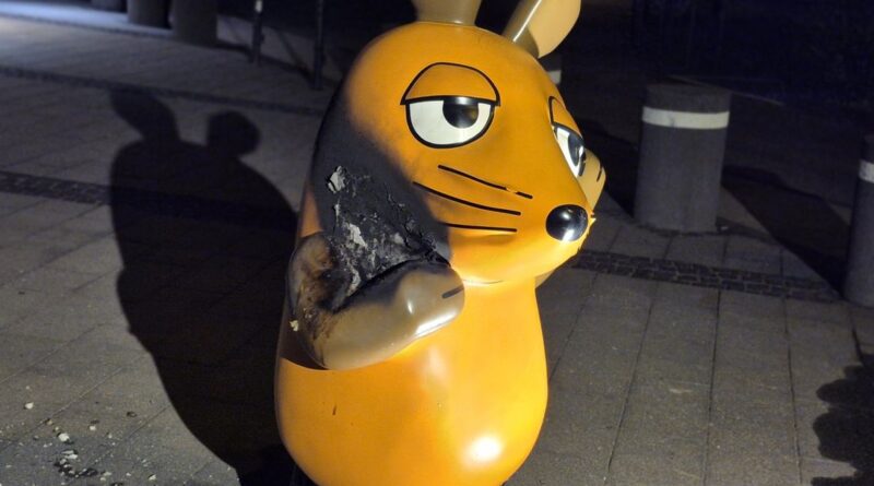 Brandanschlag auf Maus-Figur vor dem WDR