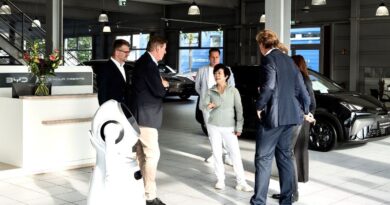 Stella Li, Vice President BYD, zu Besuch beim Autohaus Ulmen in Düsseldorf