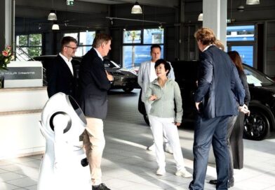 Stella Li, Vice President BYD, zu Besuch beim Autohaus Ulmen in Düsseldorf