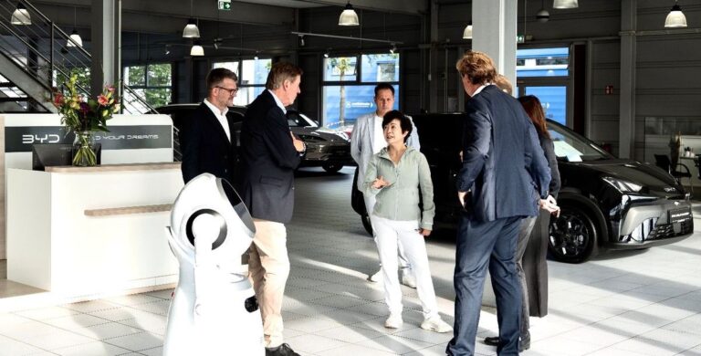 Stella Li, Vice President BYD, zu Besuch beim Autohaus Ulmen in Düsseldorf