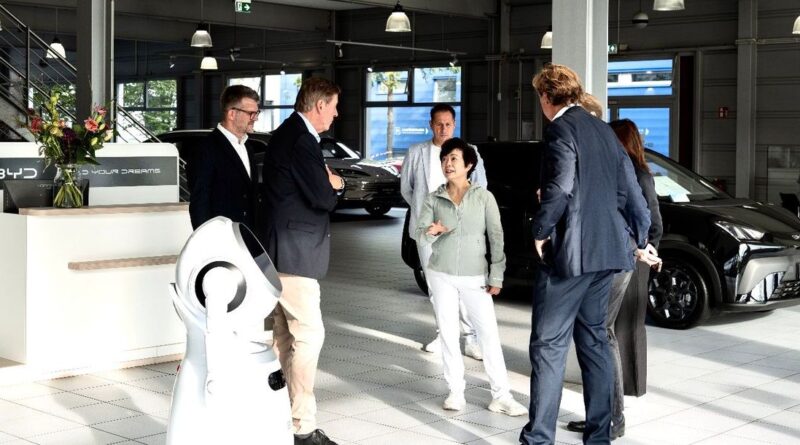 Stella Li, Vice President BYD, zu Besuch beim Autohaus Ulmen in Düsseldorf