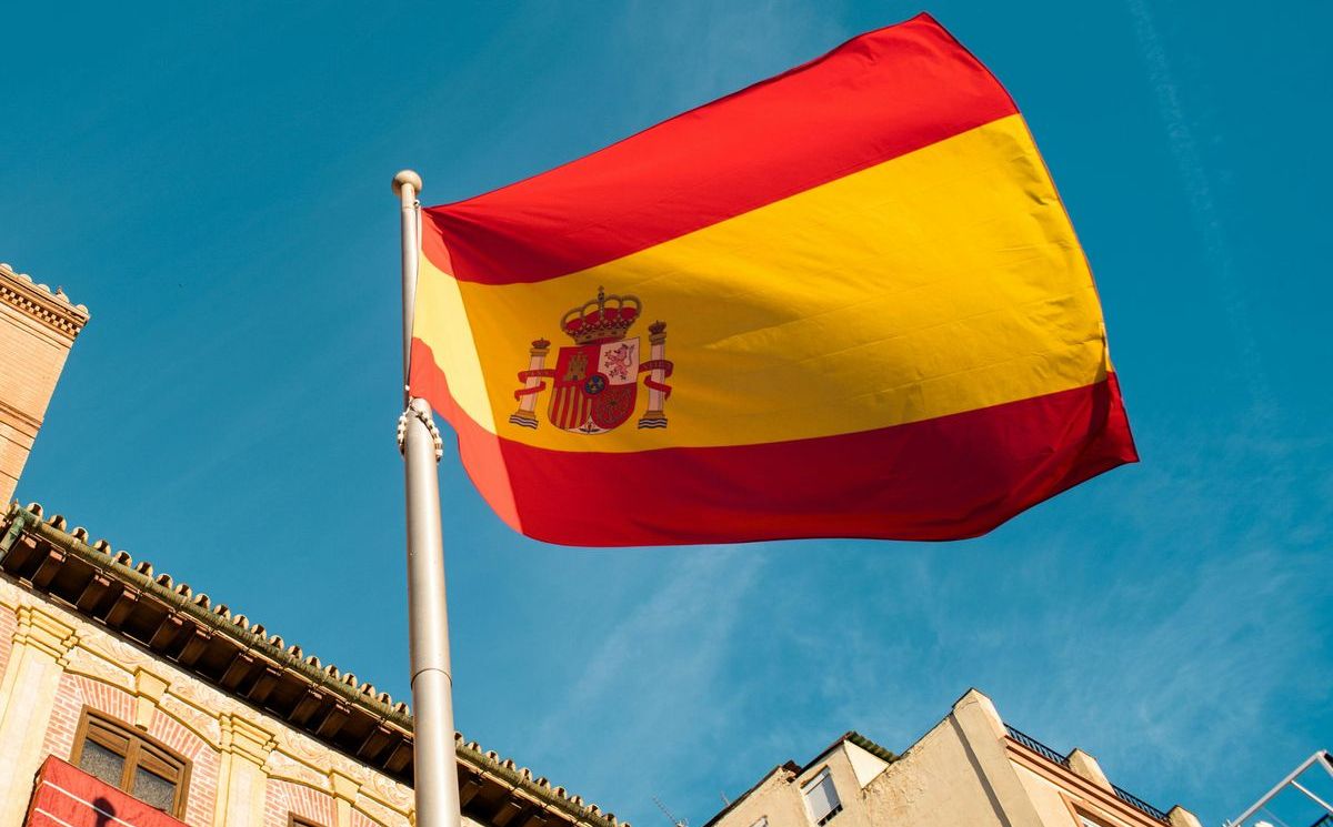 Einfach buchen: Spanier mit Advertorial in Deutschland