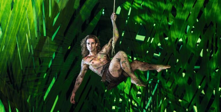 Philipp Büttner schwingt sich als Tarzan in die Herzen des Publikums