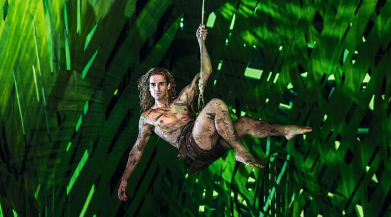Philipp Büttner schwingt sich als Tarzan in die Herzen des Publikums