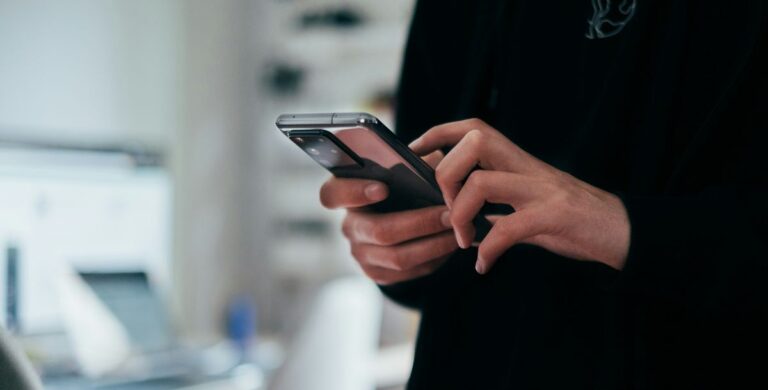 Studie Uni Mainz: Handy weg verbessert Stimmung nur kurz