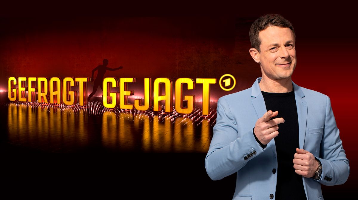 Presenter Alexander Bommes in front of the show's logo.