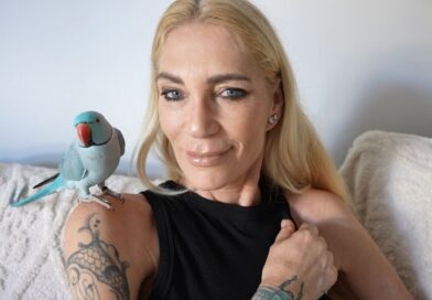 Sarah Kern rozpoczyna karierę agenta nieruchomości luksusowych.