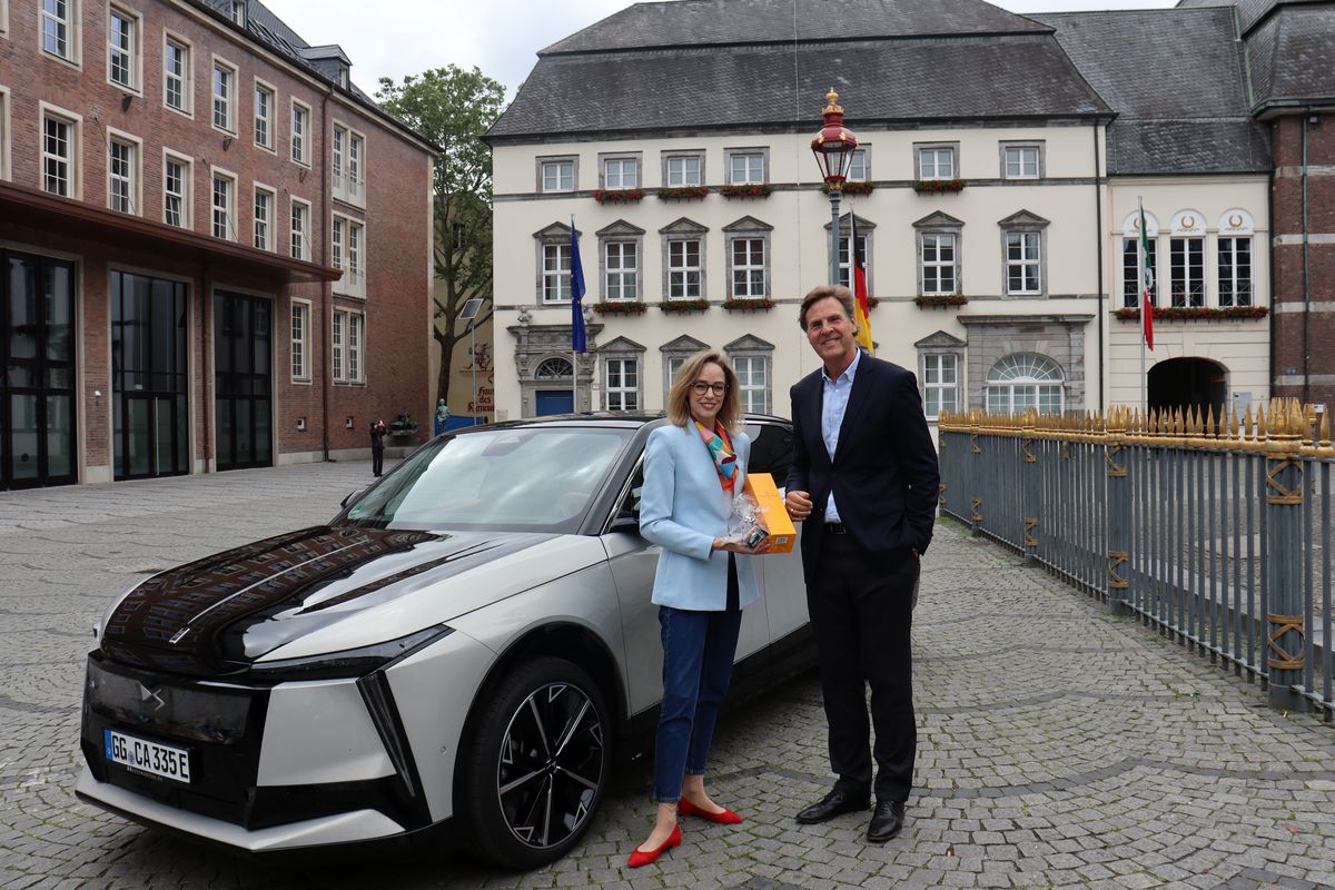Christine Schulze Tergeist, Managing Director Stellantis Premium Brands Germany, und Dr. Klaus Gutberlet, Geschäftsführer der Autohaus Ulmen Gruppe in Düsseldorf.