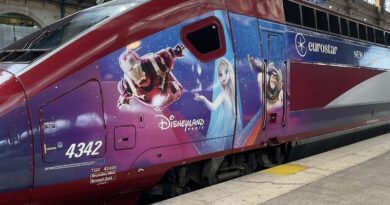 Der Disneyland Paris Zug von Eurostar kommt nach Deutschland