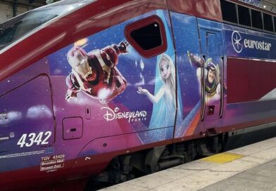 Der Disneyland Paris Zug von Eurostar kommt nach Deutschland