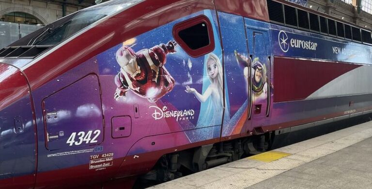 Der Disneyland Paris Zug von Eurostar kommt nach Deutschland
