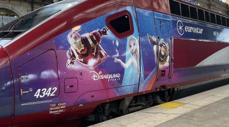 Der Disneyland Paris Zug von Eurostar kommt nach Deutschland